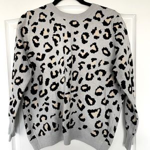 ☘️2/$15☘️Super soft split back sweater in Small